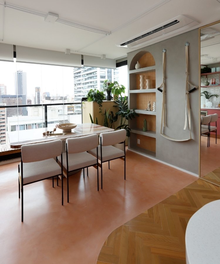 Sala de jantar de apartamento cor-de-rosa