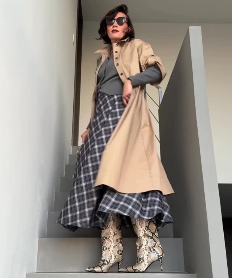 Foto de influencer usando look cinza e cáqui, cores do Outono Inverno 2026