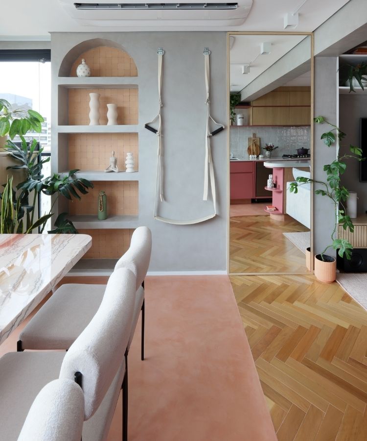 Sala de jantar de apartamento cor-de-rosa