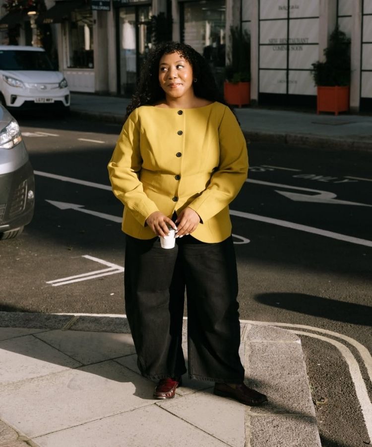 Foto de influencer usando look amarelo mostarda, preto e marrom, cores do Outono Inverno 2026