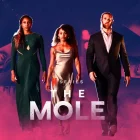três participantes caminhando lado a lado em imagem promocional do reality show The Mole