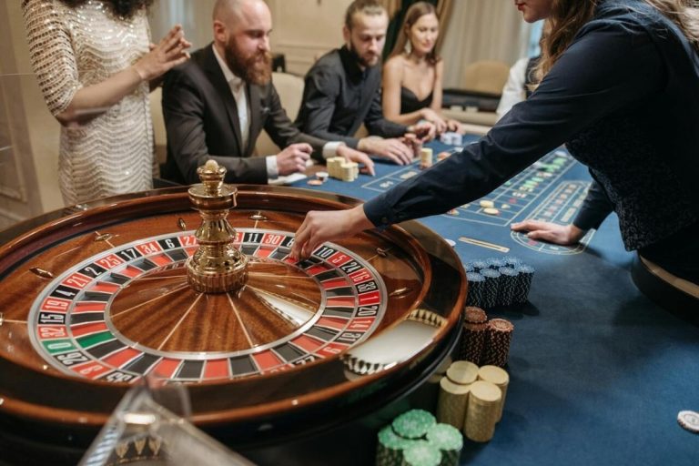 Foto de pessoas mostrando o que vestir em um cassino