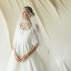 Marina Gold usando vestido de noiva Elie Saab em seu casamento