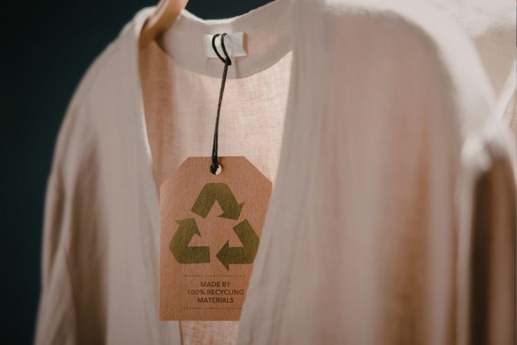 Foto de blusa bege com etiqueta de moda sustentável em 2026