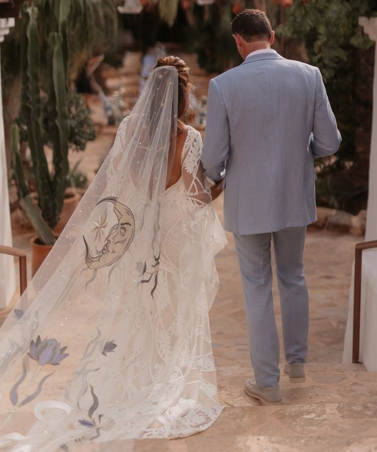 Noiva com véu bordado, uma das tendências de casamento para 2026