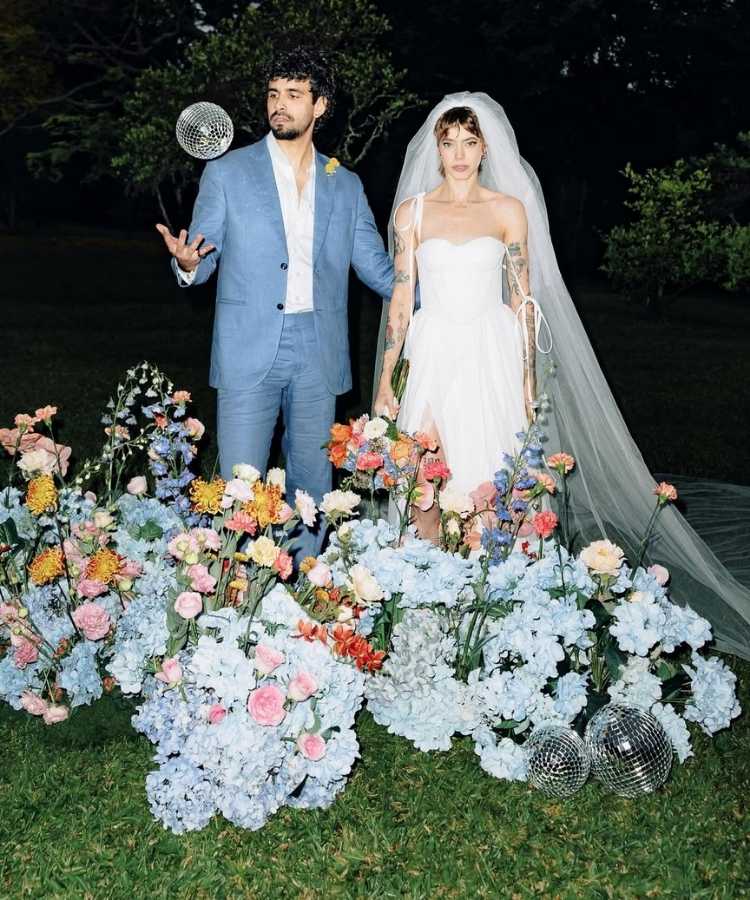 Casal com roupas que vão da cerimônia à festa, uma das tendências de casamento para 2026
