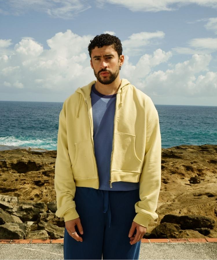 Bad Bunny em campanha de sua colaboração de roupas com a Zara