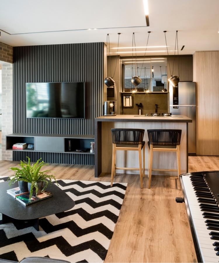 Cozinha e sala de estar integradas de apartamento de 60 m²