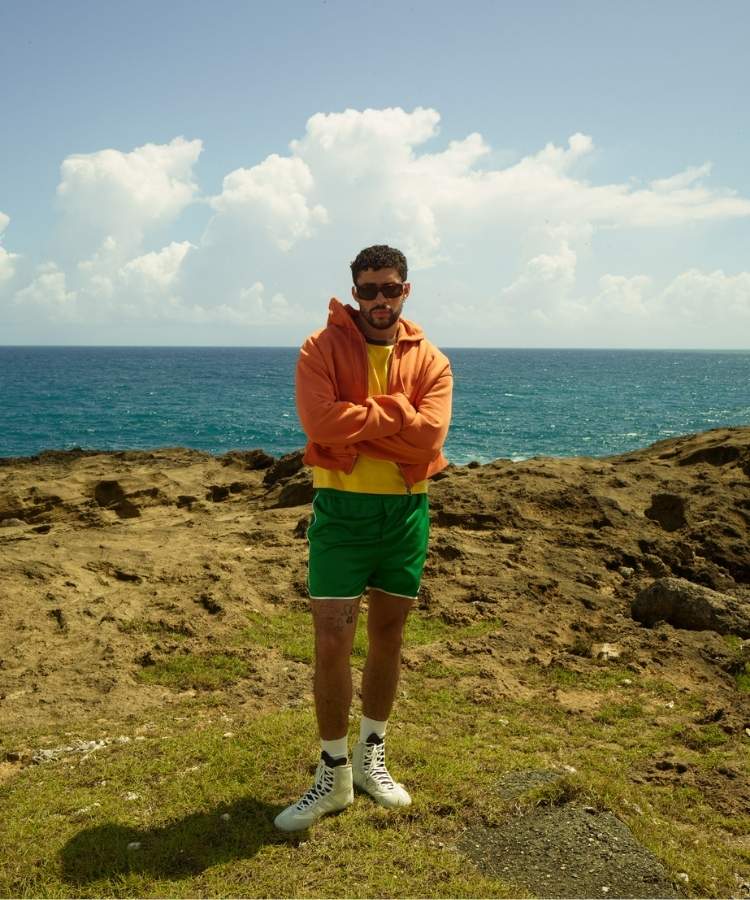 Bad Bunny em campanha de sua colaboração de roupas com a Zara