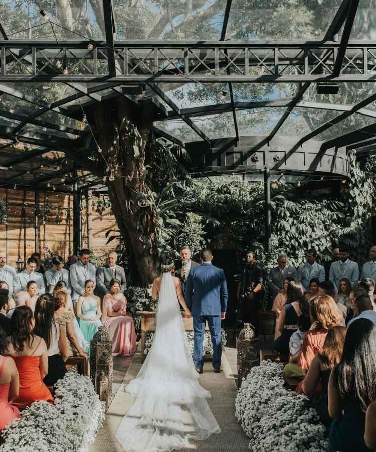 Cerimônia em estufa de vidro, uma das tendências de casamento para 2026