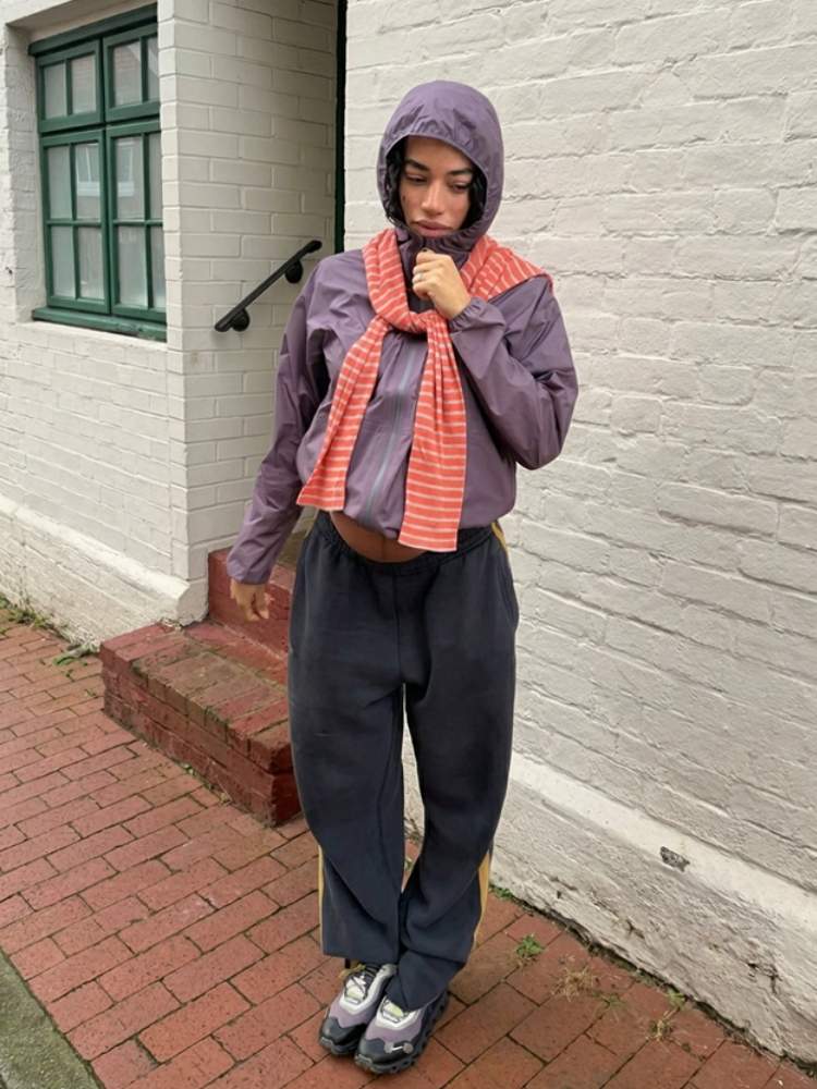 Mulher usando look de street style minimalista com tendência de sneakers