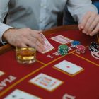 Foto de homem ensinando como jogar baccarat
