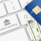 Cartão bancário sobre teclado com símbolo de internet banking ilustrando segurança em empréstimo online.