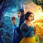 Cena do live-action de Branca de Neve mostrando a princesa e a Rainha Má em cenário mágico e sombrio