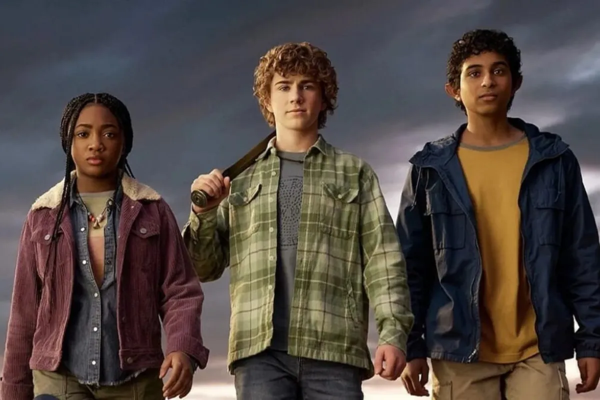 Trio de jovens protagonistas de Percy Jackson em cena de aventura da série Disney lançada recentemente.