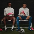 Vini Jr e Mbappé segurando chuteira rosa da Nike para a Copa