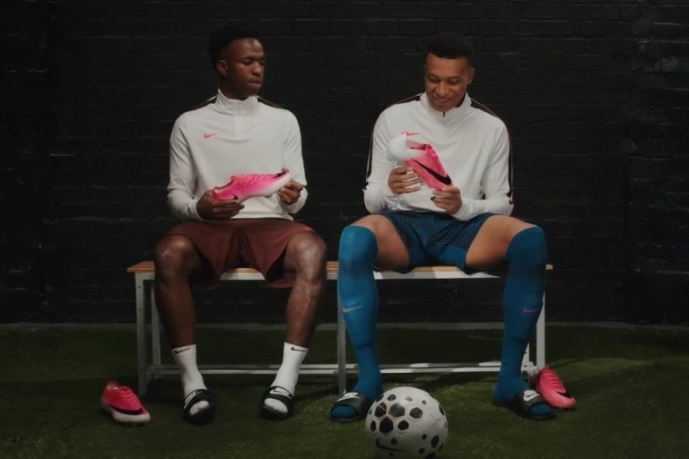 Vini Jr e Mbappé segurando chuteira rosa da Nike para a Copa