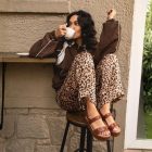 Look de inverno com sandália: jaqueta marrom com calça de oncinha