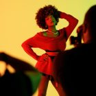 Mulher posando para fotografia de moda com ajuda de IA