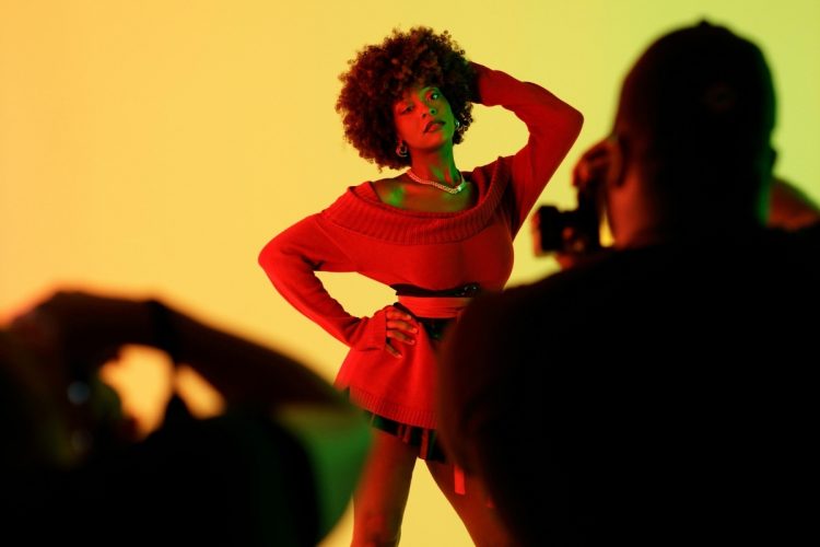 Mulher posando para fotografia de moda com ajuda de IA