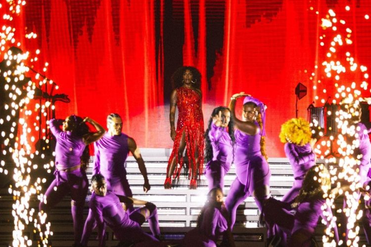 Liniker usando vestido vermelho do Atelier Michelly X no show BYE BYE CAJU