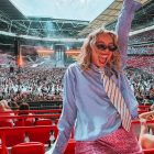 Look para o show do Harry Styles: camisa azul, gravata e shorts de paetê