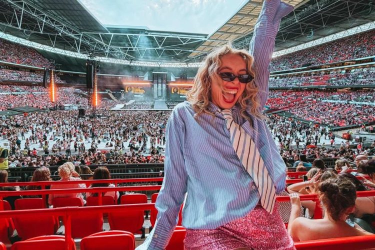 Look para o show do Harry Styles: camisa azul, gravata e shorts de paetê