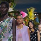 Modelo em desfile da Chanel durante a Semana de Alta-Costura Outono Inverno 2026 2027
