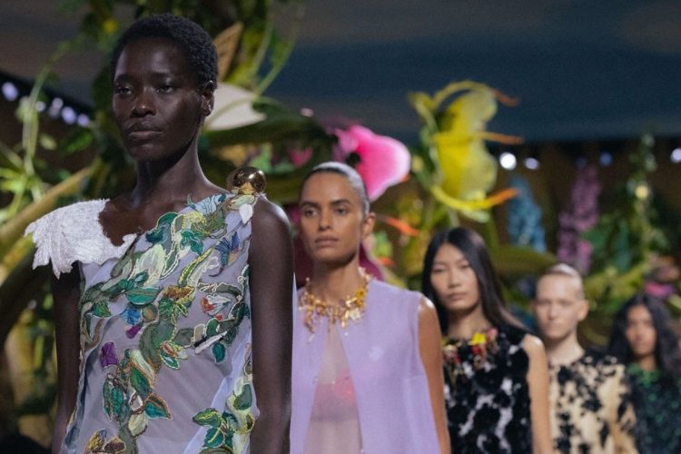 Modelo em desfile da Chanel durante a Semana de Alta-Costura Outono Inverno 2026 2027