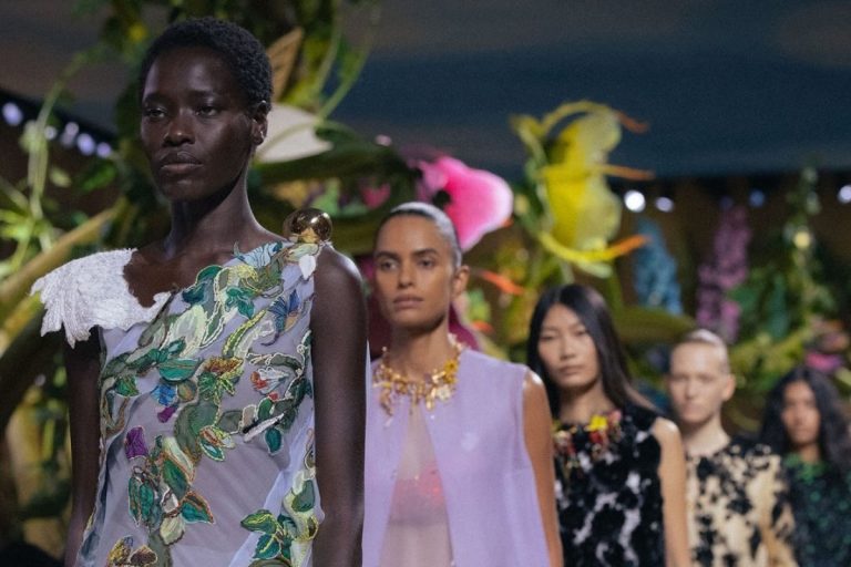 Modelo em desfile da Chanel durante a Semana de Alta-Costura Outono Inverno 2026 2027