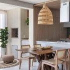 Sala de jantar e de estar de apartamento de 85 m² com decoração praiana