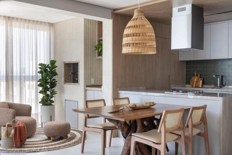 Sala de jantar e de estar de apartamento de 85 m² com decoração praiana