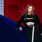 Modelo usando look da coleção da Renner em parceria com a FRANCESCA