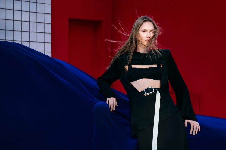 Modelo usando look da coleção da Renner em parceria com a FRANCESCA