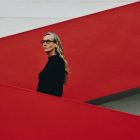 Modelo usando óculos da coleção da Zerezes em parceria com o MASP