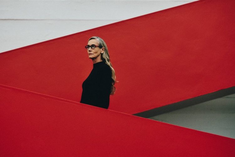 Modelo usando óculos da coleção da Zerezes em parceria com o MASP