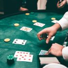 Foto de roupa de dealers de cassino ao vivo