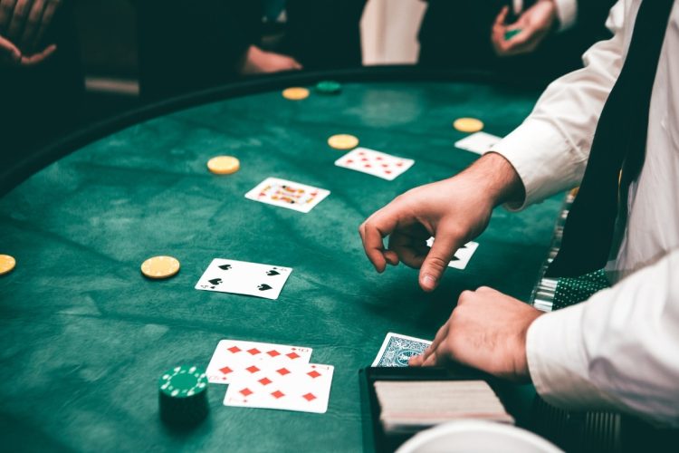 Foto de roupa de dealers de cassino ao vivo