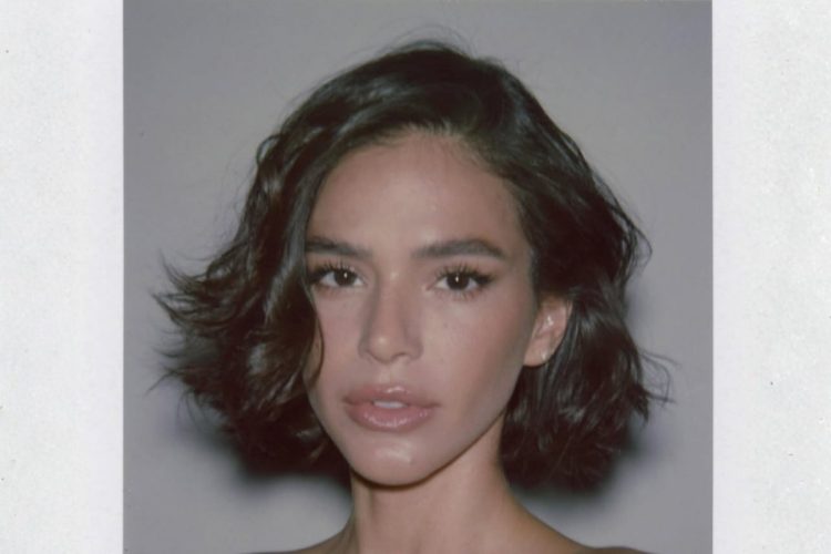 Bruna Marquezine com short bob, um dos cortes de cabelo curtinho que são tendência