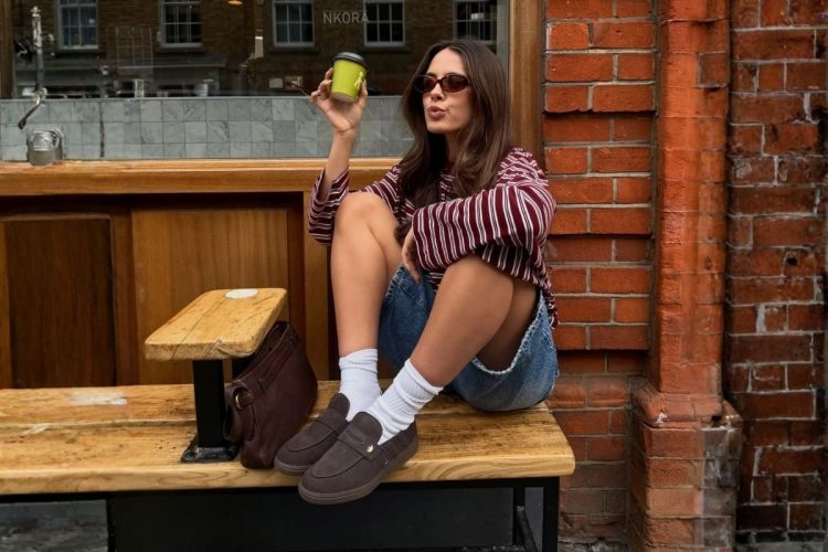 Foto de mulher usando camisa polo listrada, bermuda jeans e mocassim com meia branca