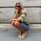 Influencer usando look com o novo chinelo de salto da Havaianas na cor verde