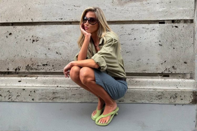 Influencer usando look com o novo chinelo de salto da Havaianas na cor verde