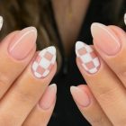 Foto de unhas brancas decoradas com design quadriculado e flores