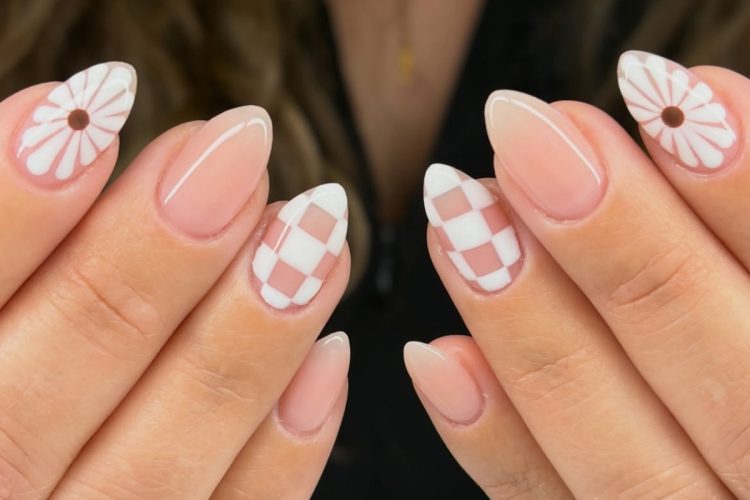 Foto de unhas brancas decoradas com design quadriculado e flores