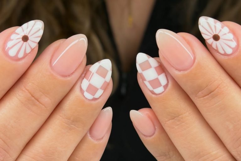 Foto de unhas brancas decoradas com design quadriculado e flores
