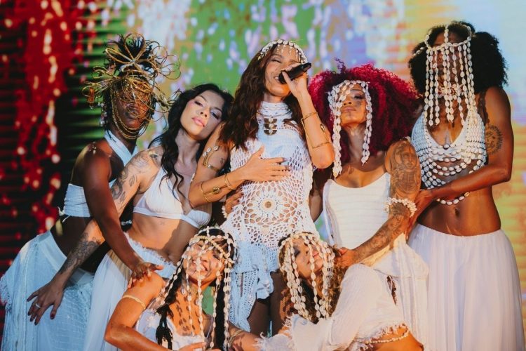 Vestido de crochê branco, um dos looks da Anitta durante a EQUILIBRIVM Tour