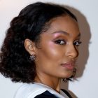 Foto de mulher negra de cabelo cacheado cortado em um bob