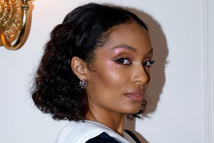 Foto de mulher negra de cabelo cacheado cortado em um bob
