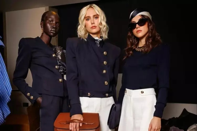 Modelos nos bastidores da Semana de Moda de Londres 2026