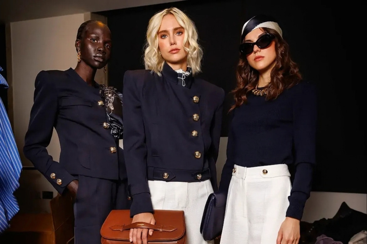 Modelos nos bastidores da Semana de Moda de Londres 2026